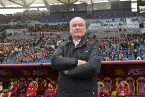 Claudio Ranieri osserva