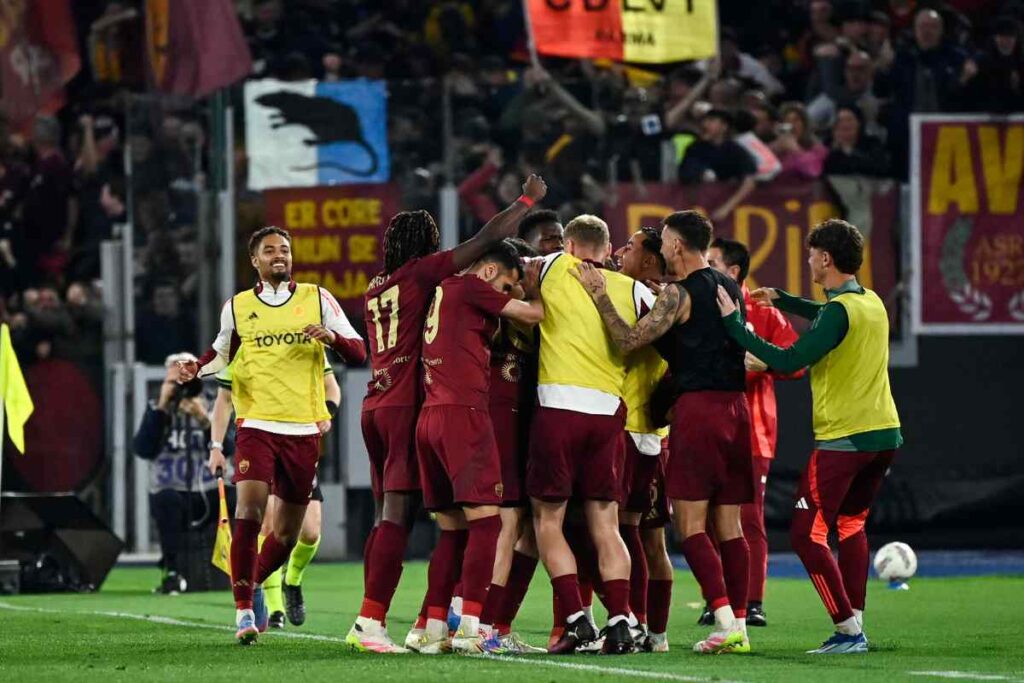 I giocatori della Roma esultano dopo il gol nel derby