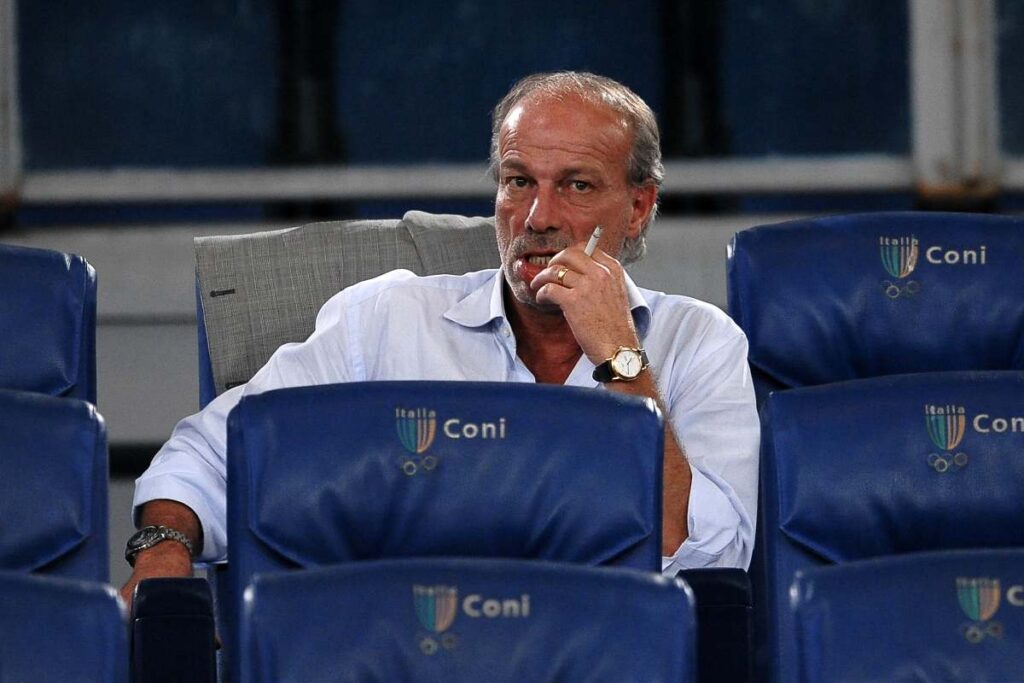Walter Sabatini in tribuna mentre fuma