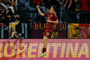 Shomurodov esulta con un salto ed un pugno al cielo dopo un gol
