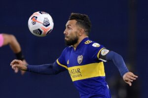 Tevez in azione con il Boca