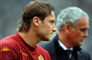 Francesco Totti si riscalda prima di una gara, sullo sfondo Ranieri