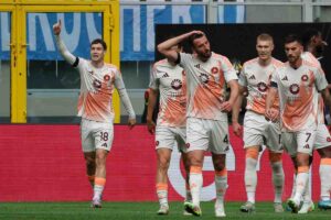 Giocatori della Roma in campo a San Siro