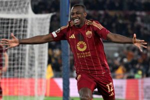 Saud Abdulhamid esulta dopo un gol con la Roma