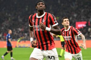 Abraham esulta con la maglia del Milan