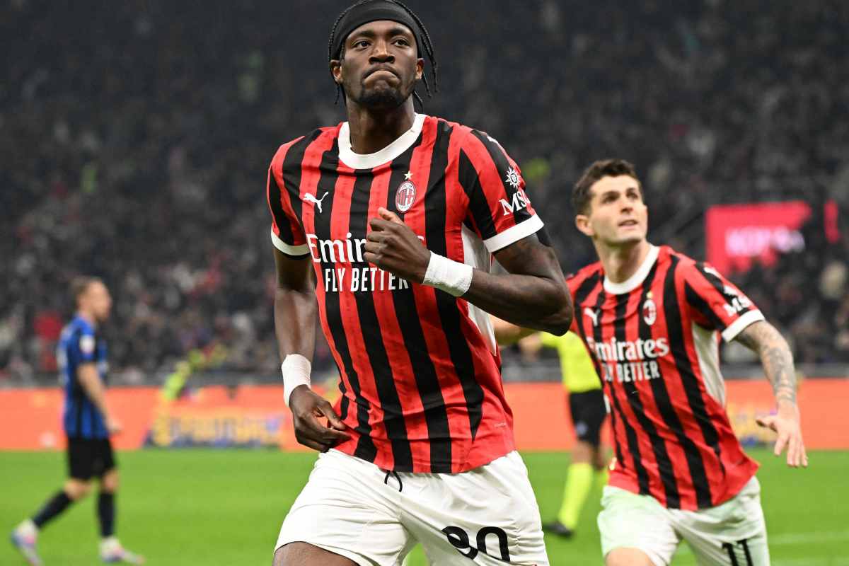 Abraham esulta con la maglia del Milan