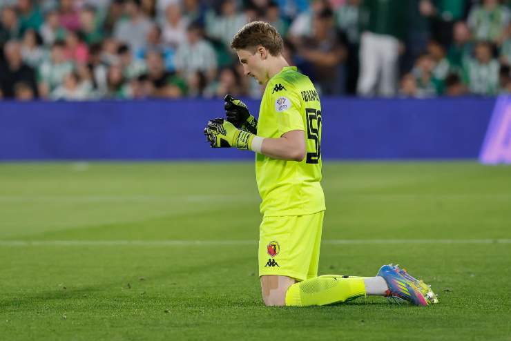 Il portiere Abramowicz prega in ginocchio