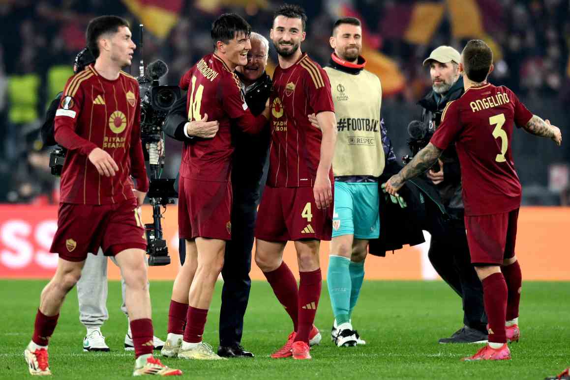 i giocatori della Roma festeggiano con Ranieri