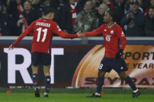 Angel Gomes si scambia un saluto con un compagno di squadra del Lille