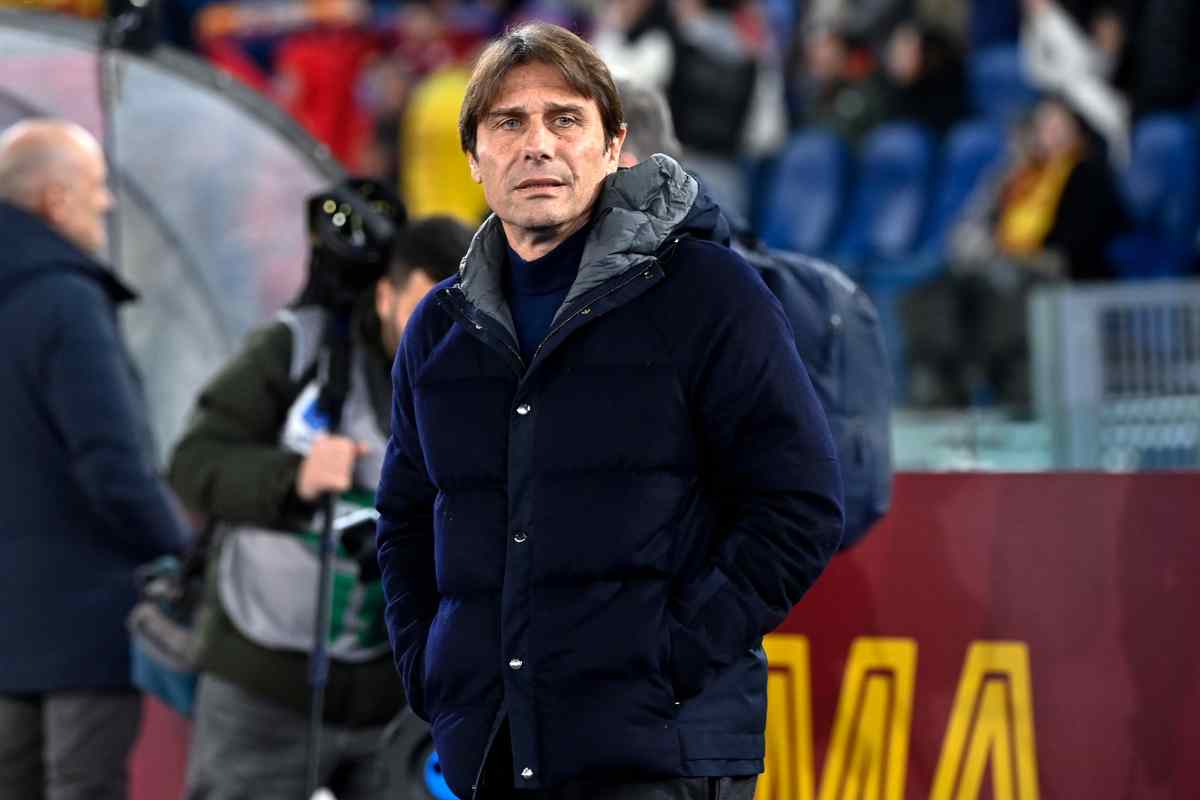 Antonio Conte a bordo campo all'Olimpico durante Roma-Napoli