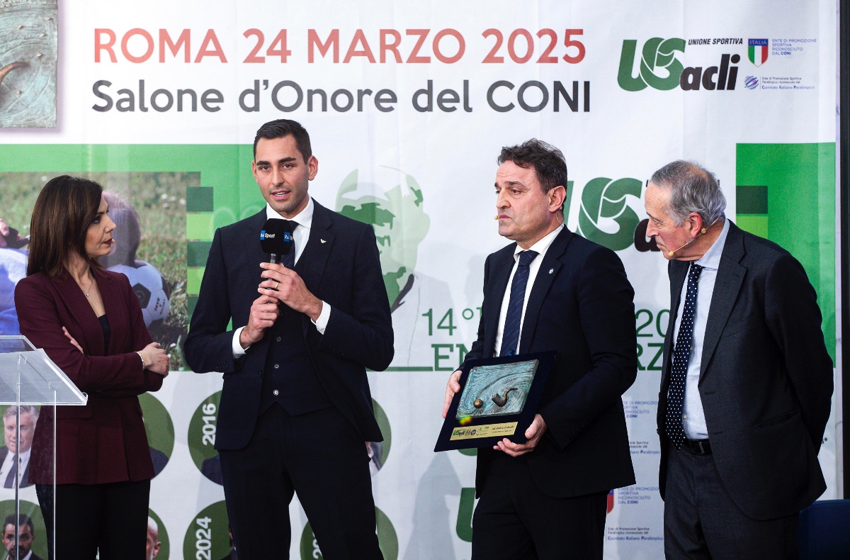 Antonio Zappi, presidente dell'AIA, ad una cerimonia con l'arbitro Colombo
