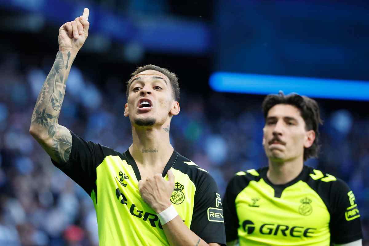 Antony esulta dopo un gol