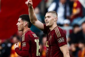 Artem Dovbyk esulta dopo il gol alla Fiorentina