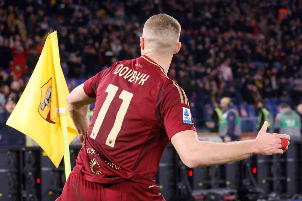 Artem Dovbyk esulta dopo un gol con la Roma
