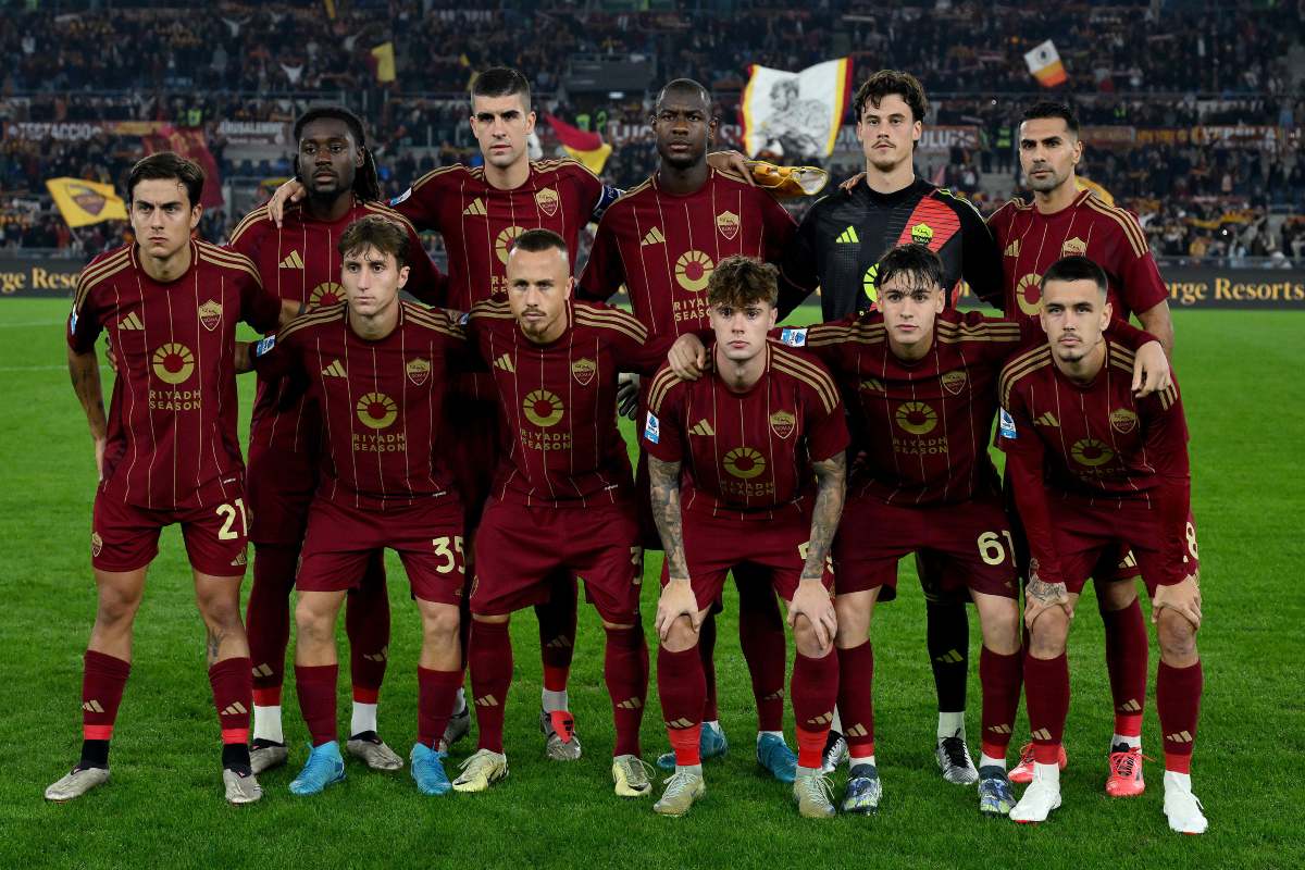 La Roma si mette in posa per la foto che precede la partita