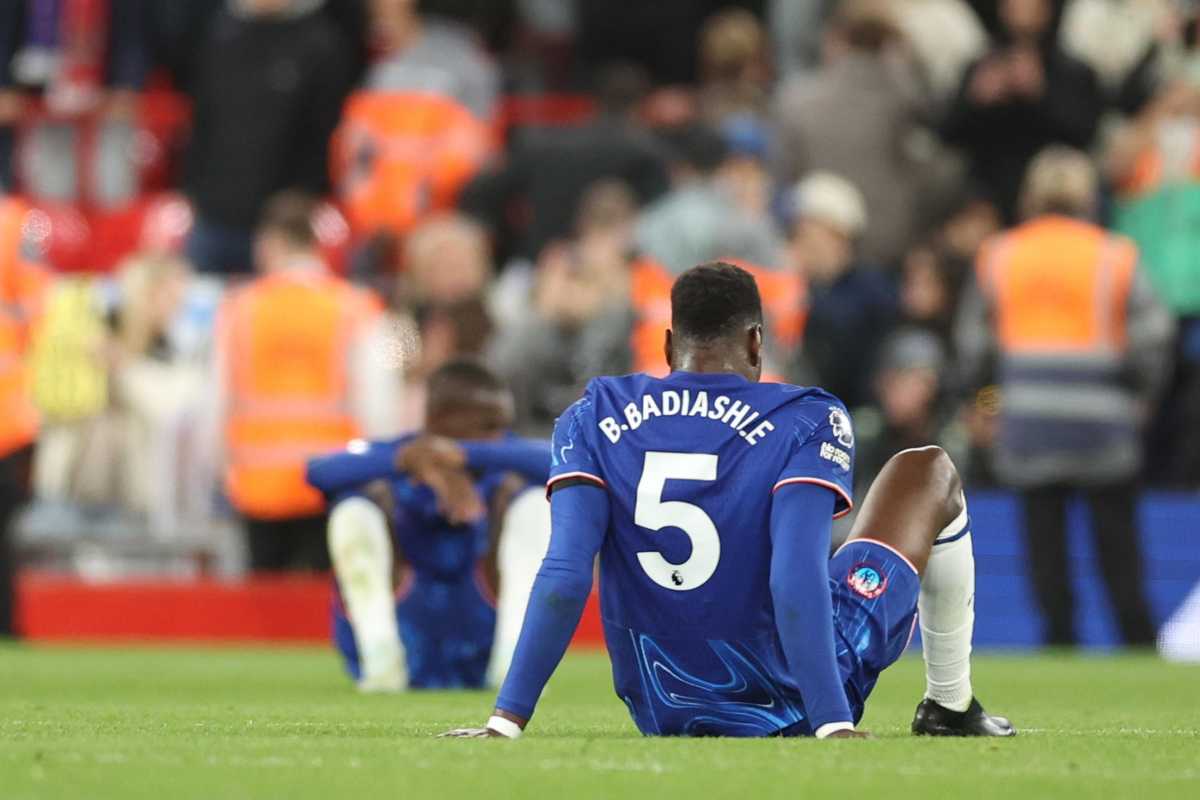 Badiashile con la maglia del Chelsea