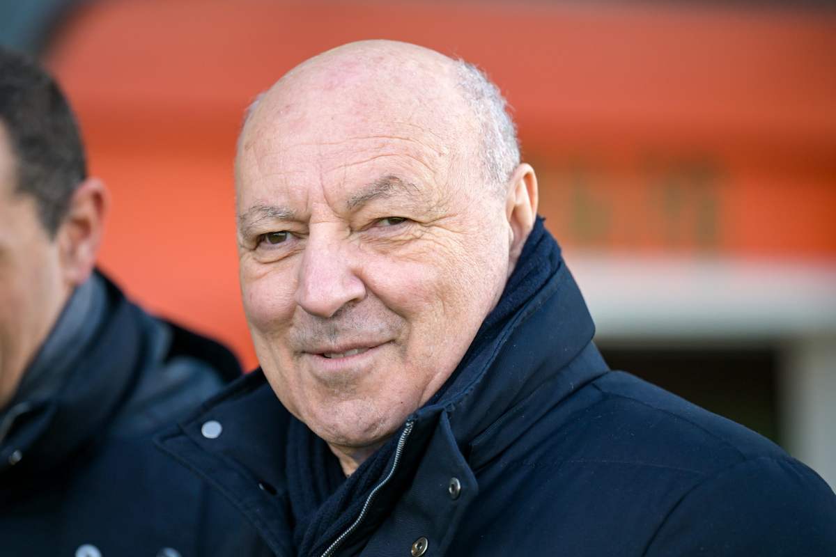 Beppe Marotta sorride compiaciuto