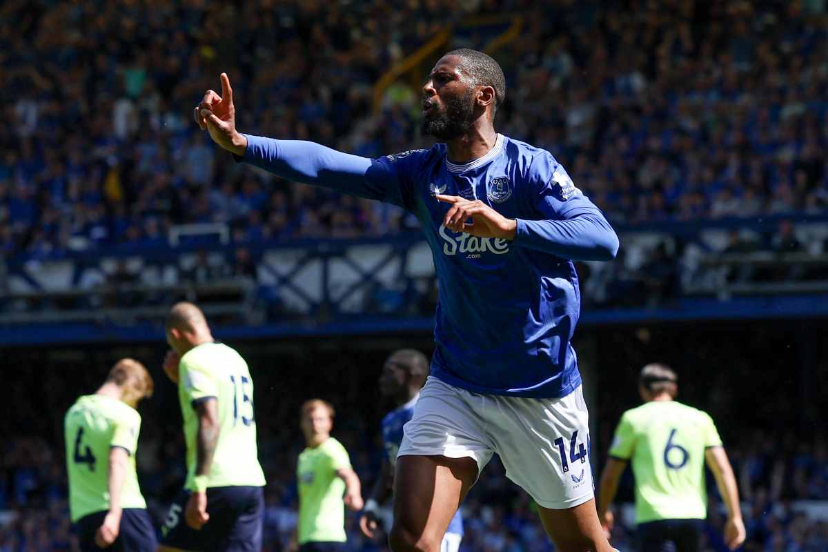Beto con la maglia dell'Everton