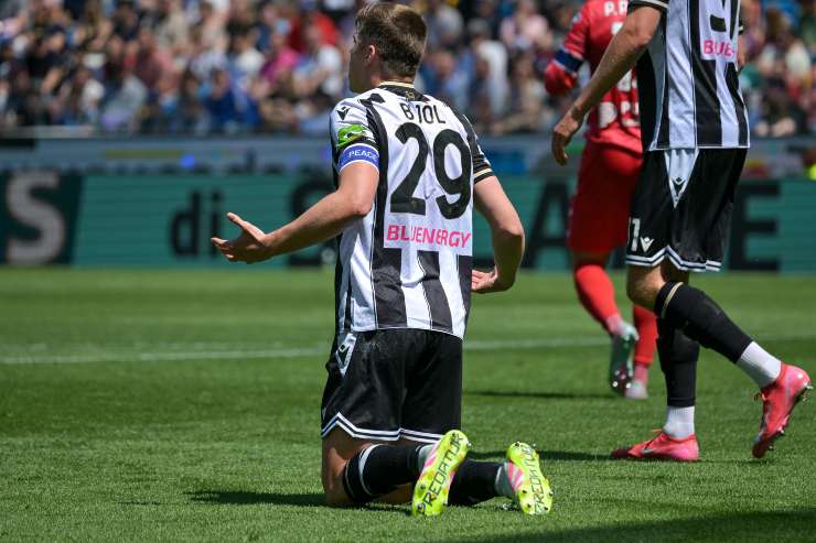 Bijol in ginocchio durante una partita