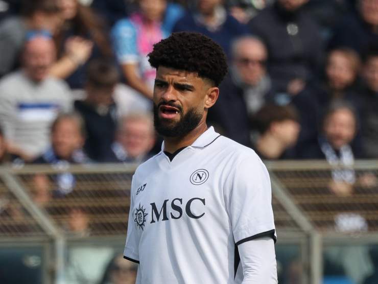 Primo piano di Billing con la maglia del Napoli