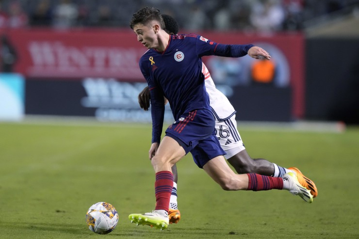 Brian Gutierrez in conduzione di palla e di profilo