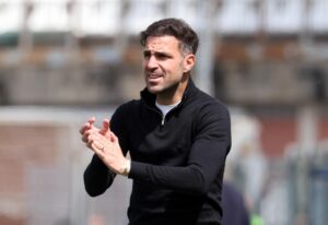 Cesc Fabregas applaude i suoi giocatori