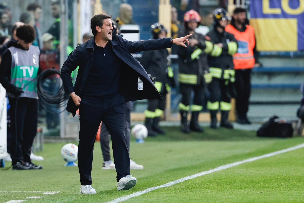 Christian Chivu in panchina con il Parma durante un match di Serie A