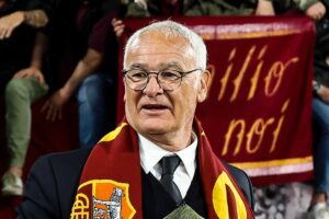 Claudio Ranieri festeggiato dai tifosi sotto la Sud