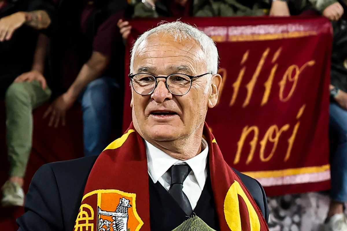 Claudio Ranieri festeggiato dai tifosi sotto la Sud