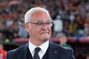Primo piano di Claudio Ranieri commosso