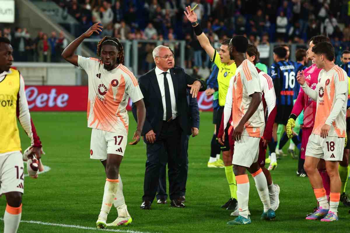 Claudio Ranieri protesta con l'arbitro a Bergamo