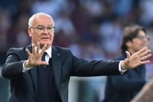 Claudio Ranieri dà indicazioni dalla panchina