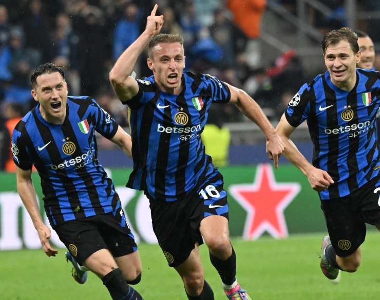 Davide Frattesi esulta dopo il gol al Barcellona