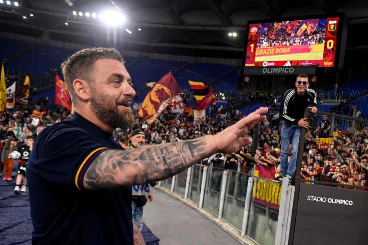 De Rossi saluta la Curva Sud