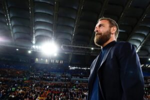 Daniele De Rossi in panchina con la Roma prima di un match di Serie A