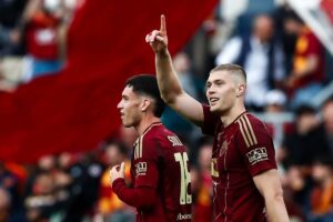 Artem Dovbyk alza il braccio sinistro per esultare ad un gol