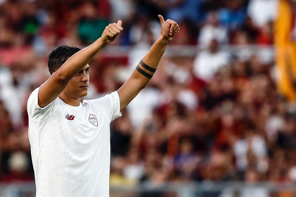 Dybala saluta i tifosi giallorossi nella sua presentazione allo Stadio Olimpico