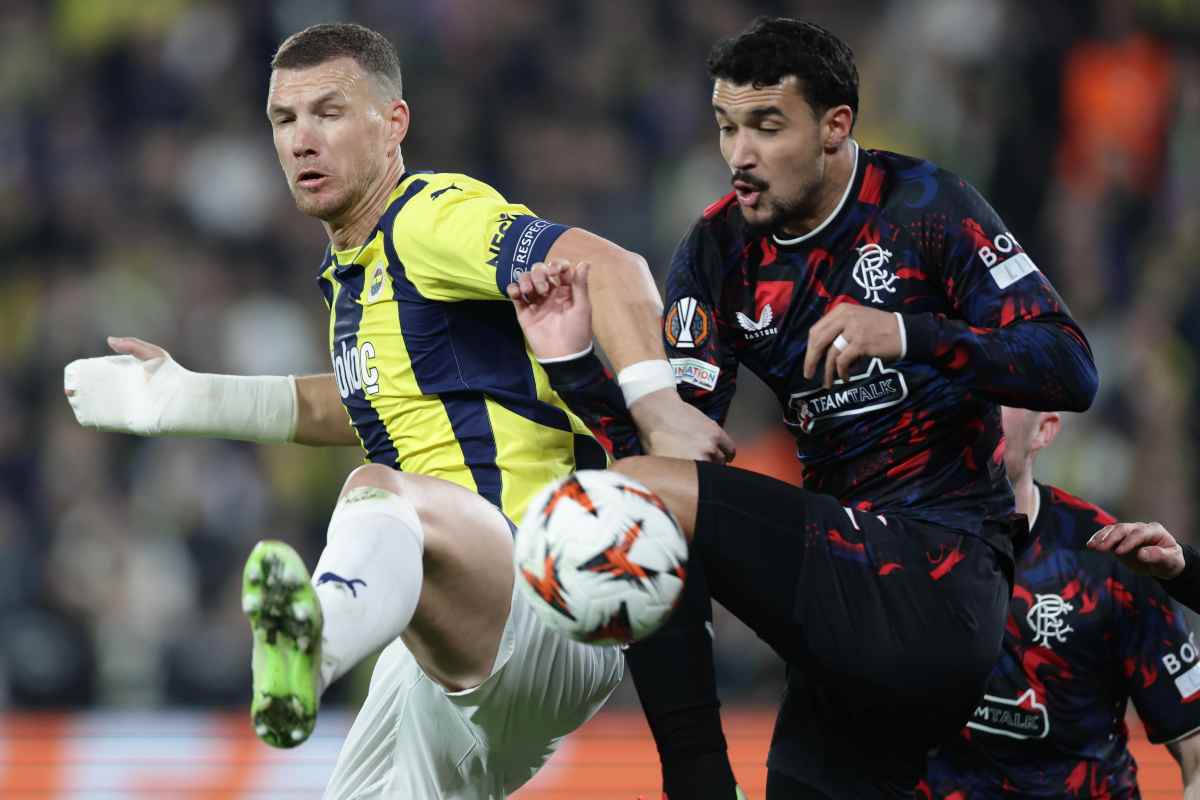 Dzeko con la maglia del Fenerbahce