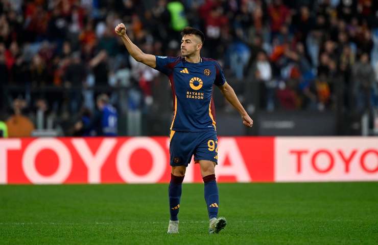 El Shaarawy esulta mostrando un pugno