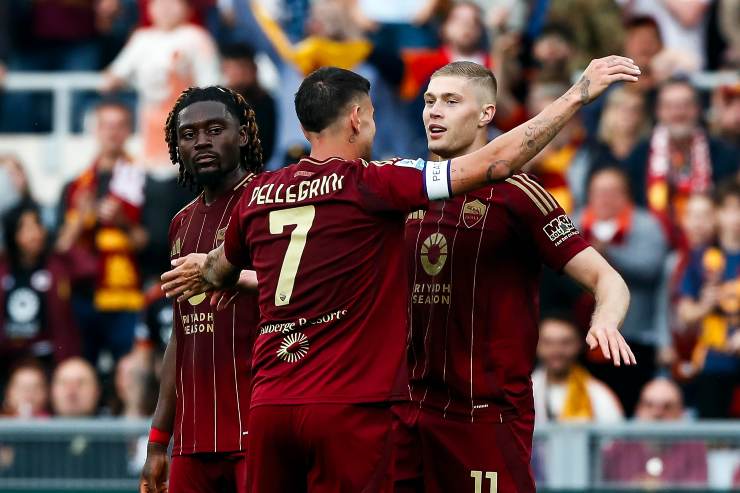 Esultanza dei giocatori giallorossi contro la Fiorentina