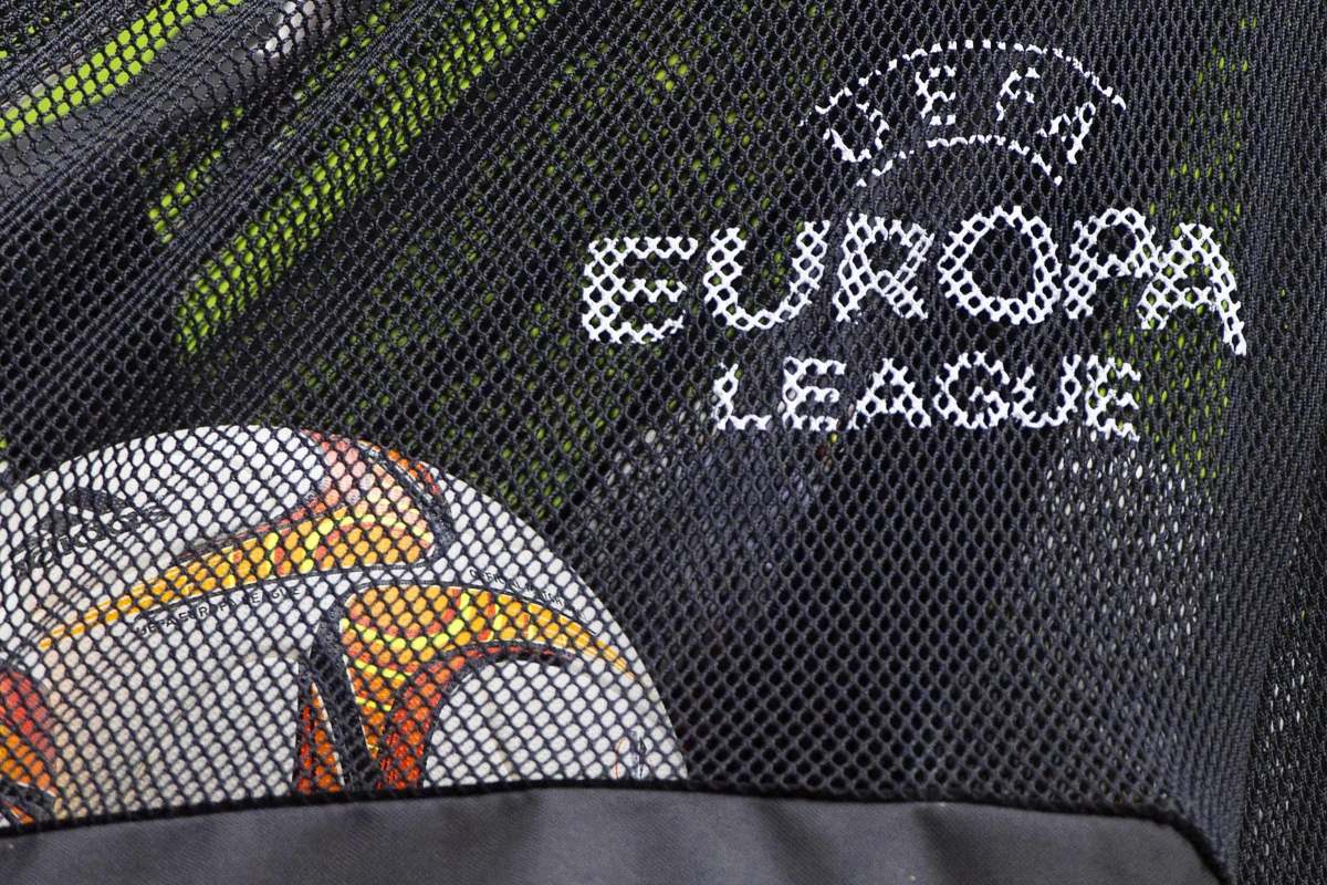 Il pallone ed il logo dell'Europa League