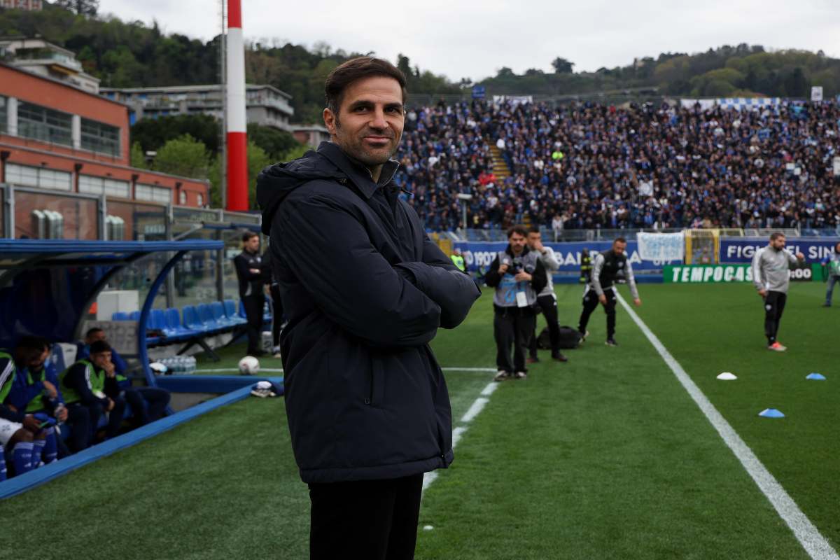 Cesc Fàbregas sorride alle telecamere prima di un match