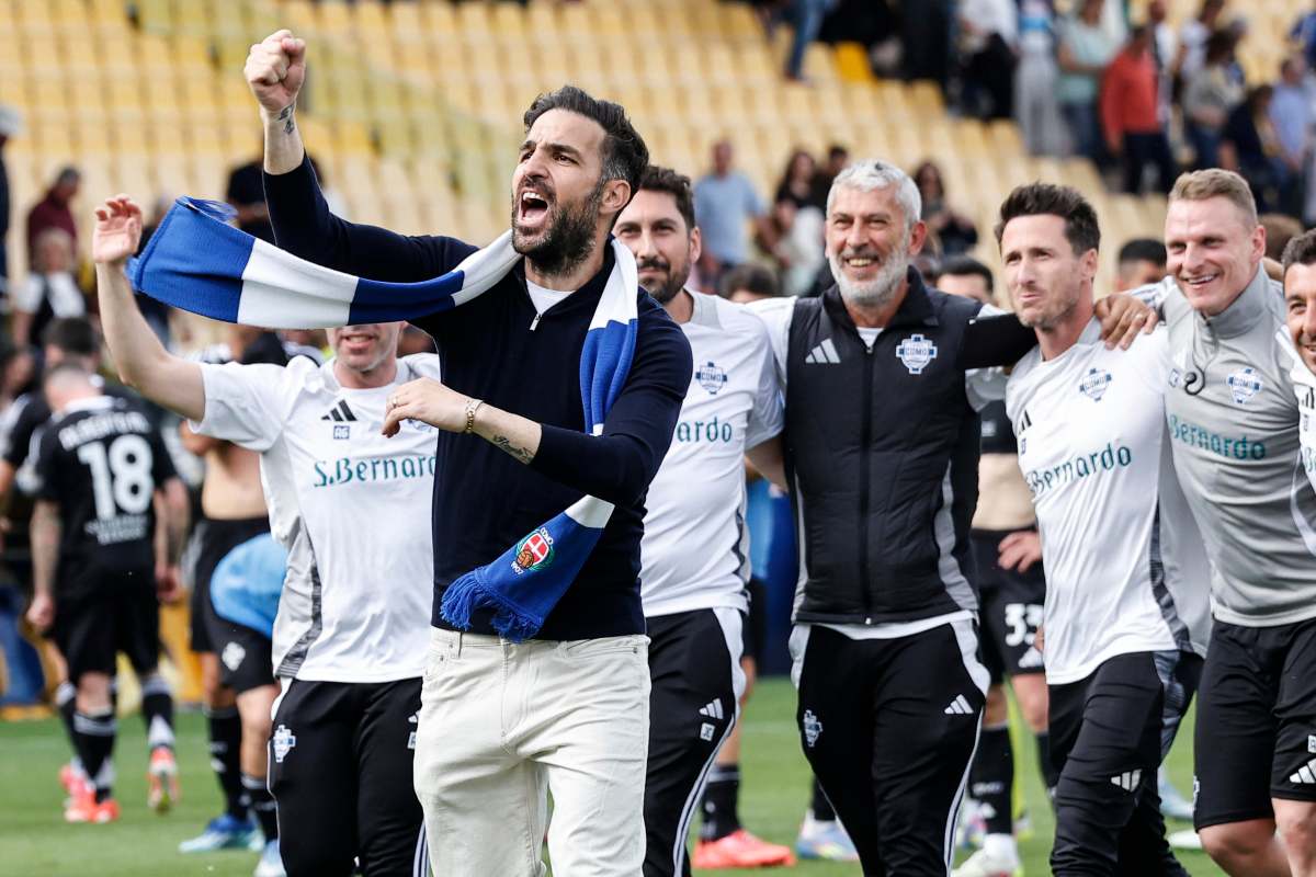 Cesc Fàbregas esulta alzando il pugno al cielo dopo una vittoria