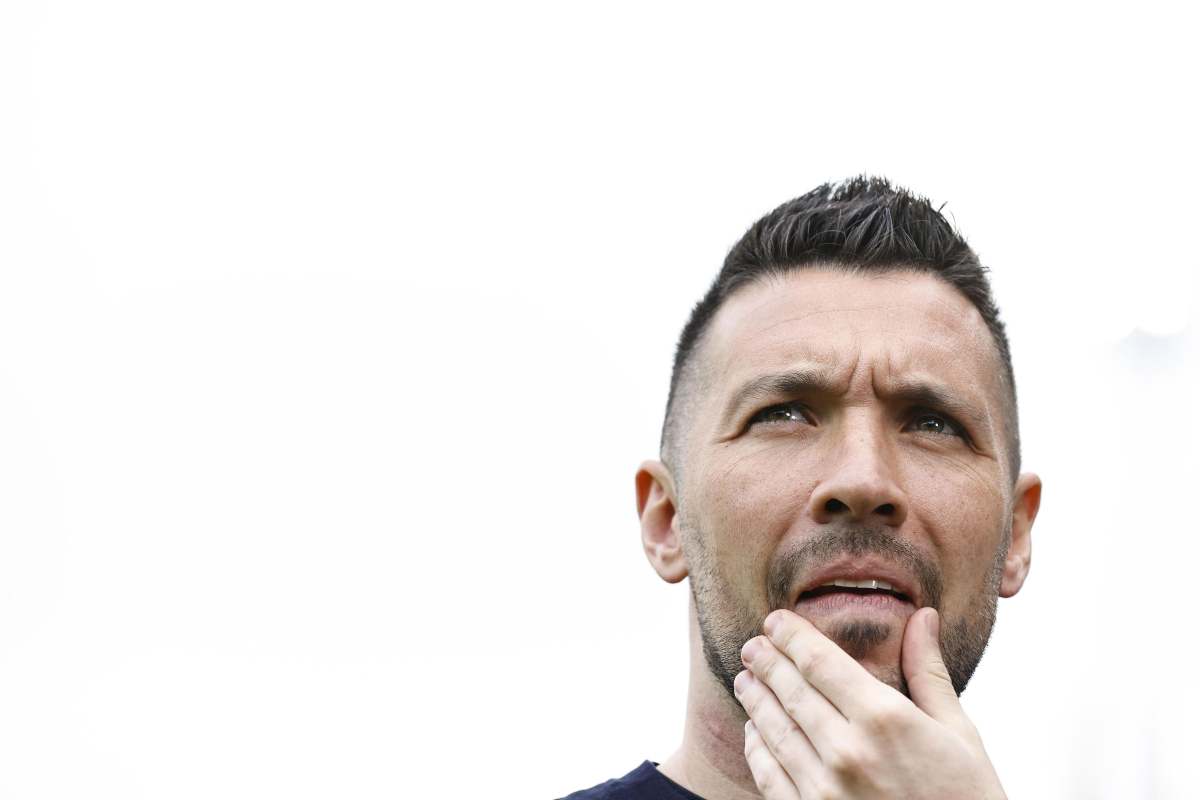 Francesco Farioli si porta una mano al mento, pensieroso