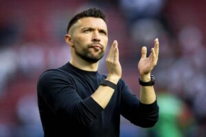 Francesco Farioli saluta i tifosi dell'Ajax battendo le mani