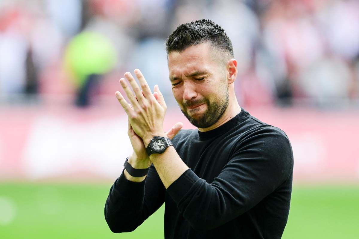 Francesco Farioli piange e batte le mani ai tifosi dell'Ajax