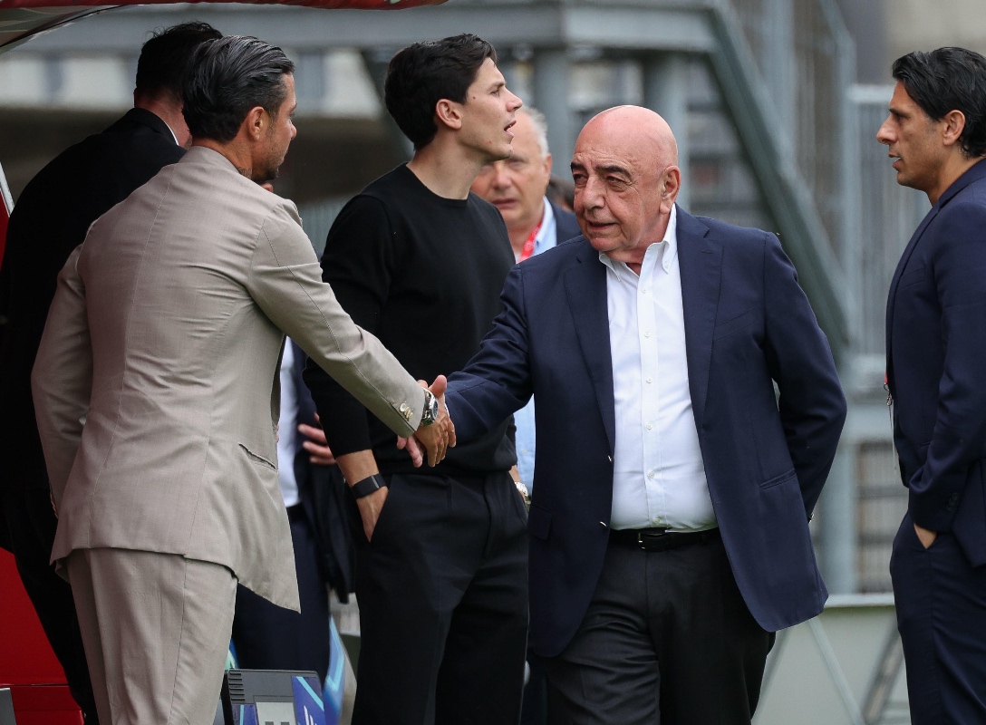 Galliani a colloquio con i propri calciatori prima dell'inizio di un match di Serie A