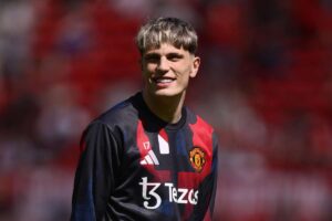 Garnacho sorridente all'Old Trafford