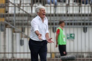 Gian Piero Gasperini urla ai giocatori mentre è in panchina