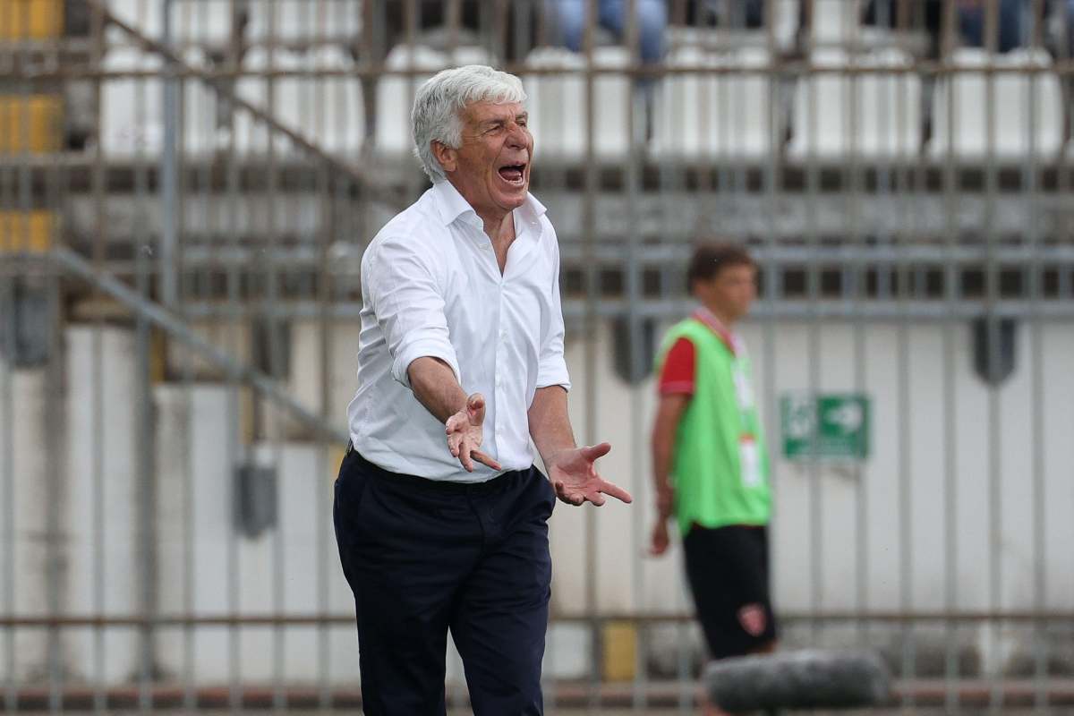 Gian Piero Gasperini urla ai giocatori mentre è in panchina